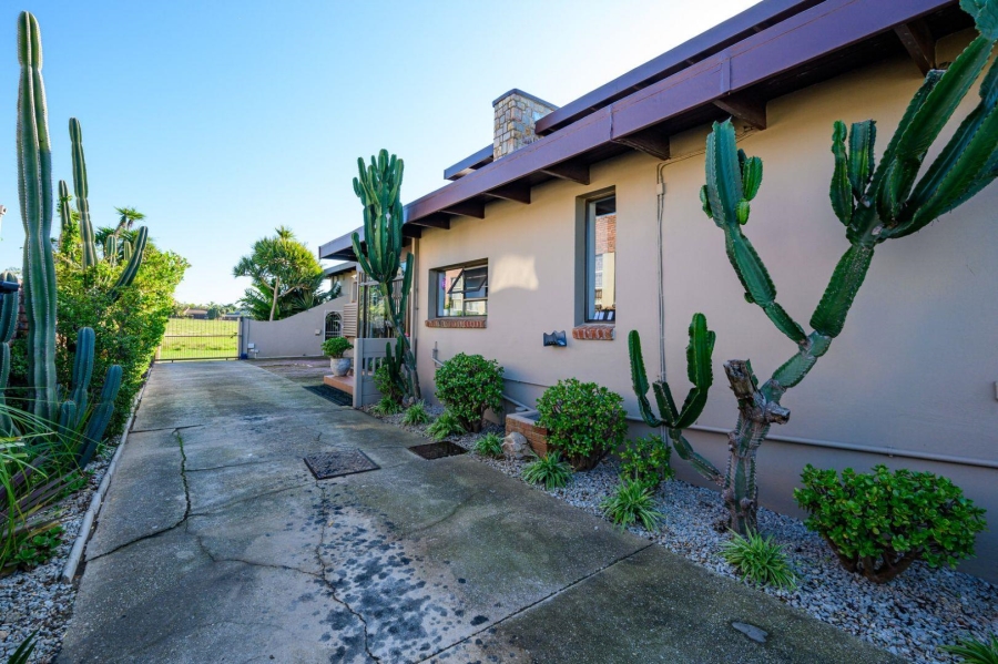 8 Bedroom Property for Sale in Summerstrand Eastern Cape